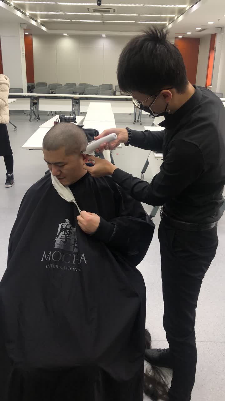 扬大附院的队员们在出征前集体剪发，男医生索性剃了个光头