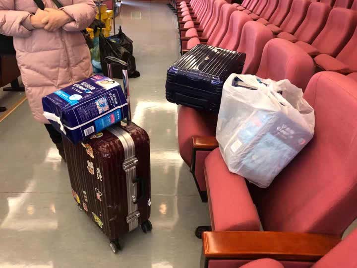 扬大附院出征者们的行李箱里最多的是早已准备好的成人尿不湿